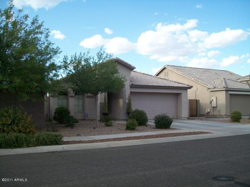 This Los Arbolitos Ranch rental home is a very nicely upgraded rental property in Avondale Arizona.